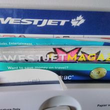 前のポケットの機内誌など