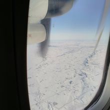 機内から外の雪景色　