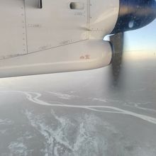 飛行中のプロペラと雪景色