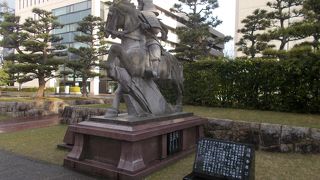 福井城址内にあります。