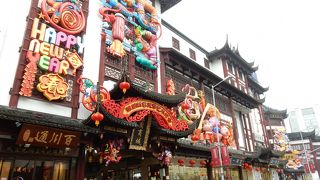 中国らしい建物や飾りつけのショッピングエリア