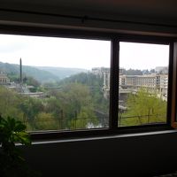 部屋に、この窓が二つあり