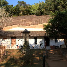 ピドゥランガラロックの麓のお寺