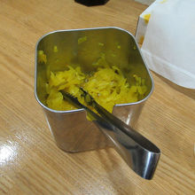 おがずに比べてご飯の量が良いので、おしんこが欠かせません