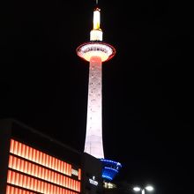 ライトアップされたタワー