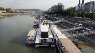 ブタペストもこのドナウ川により発展して、美しい景観により観光客も世界中から集まってきています