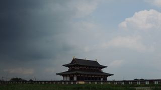 敷地内を電車が通っています