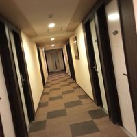 扉が白いだけで、通路がとても明るくなる。