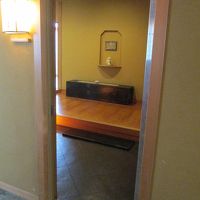 出入口ドアを開けた先の玄関口の様子