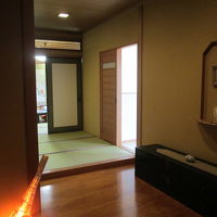 入口を左に折れた先の浴室と奥の座敷への通路