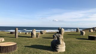 海のすぐ横の公園