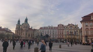 朝昼晩で違った顔を見せる広場