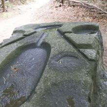 何の目的でこんな幾何学的な図案を彫ったのか。