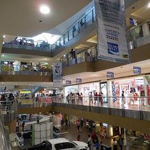 広い館内には、高級品から格安品まで販売する店が連なります。