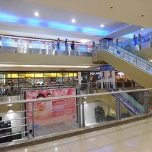 レストランが並ぶ辺りの地階にステージがあります。