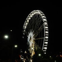 夜のエリジェーベト広場（観覧車）