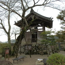 飛鳥寺の鐘楼です。西門近くにあります。