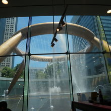 レストラン越しの噴水