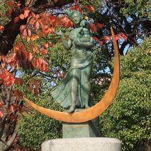 平和のトランペットを吹き鳴らす