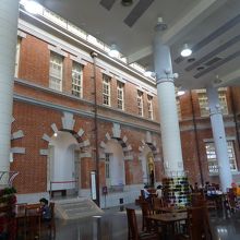 内部のテーブルが配置され休憩場所