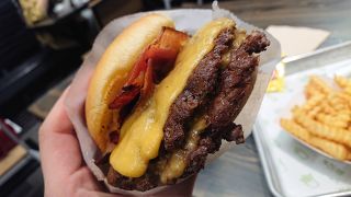 ハンバーグがジューシーなハンバーガーで大変美味しい。店内もスタイリッシュ。