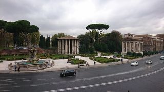 真実の口のある教会のすぐ近くの広場