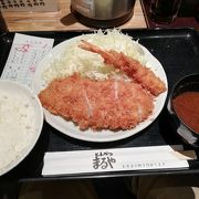 ランチ「ロースかつ定食+海老フライ1本」を注文しました。 