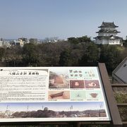 小田原城総構え跡：八幡山古郭東曲輪、天守閣と石垣山一夜城跡を望む