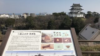 小田原城総構え跡：八幡山古郭東曲輪、天守閣と石垣山一夜城跡を望む