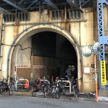 JR国道駅の裏手口、左手方向に生麦魚河岸通りが続く