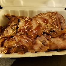 ピカピカの身にゴマが振られ美味しそう