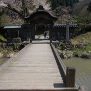 朝倉館跡にある門です。