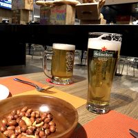 レストランでビールを。ピーナッツはサービス