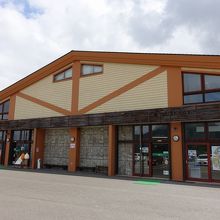 駐車場のすぐ前