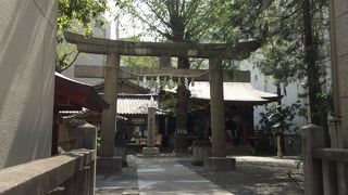 ビルに囲まれた中の神社