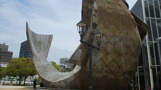 メリケンパークでひと際目立つ魚のモニュメント