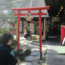 鳥居があるものの、その先は足湯。