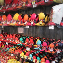 店内に陳列された「さるぼぼ」