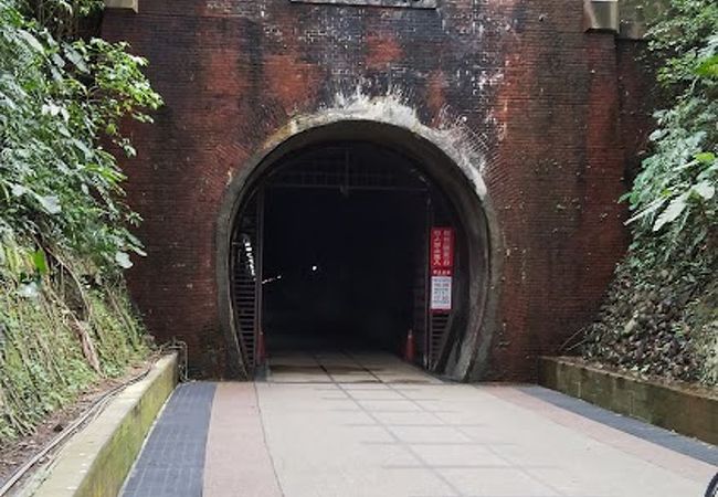 長い自転車専用トンネル