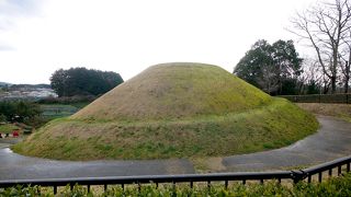 途中に高松塚壁画館がある，その先3分で古墳がある