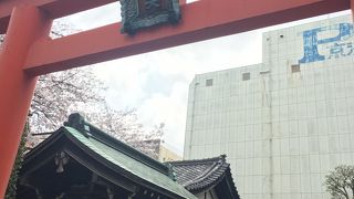 町中に突如あります