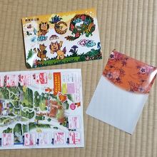 写真右のミニクリアファイルと写真上のシールがもらえます。