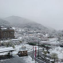 一夜明ければ雪景色