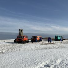 王ケ頭ホテルの雪上車で…。