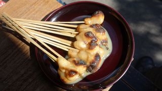 さっぱり醤油味のあぶりもち。一服するのにいいところです。駐車場完備。