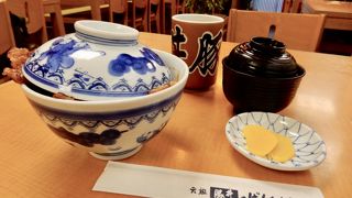 地元民ではなく観光客で賑わう店