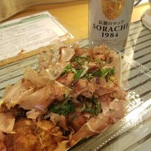 テイクアウトのたこ焼き＆ビールで部屋飲み