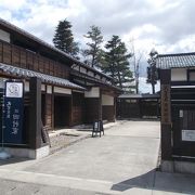 大野城がある亀山の東のふもとにあります。