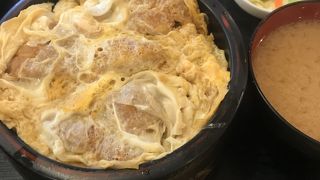寿司もラーメンも丼ぶりも食べられます
