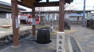 越前大野の駅前広場の一角にあります。